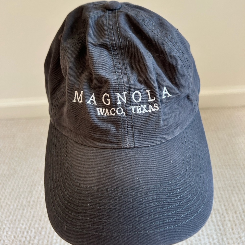 Magnolia Black Cap
